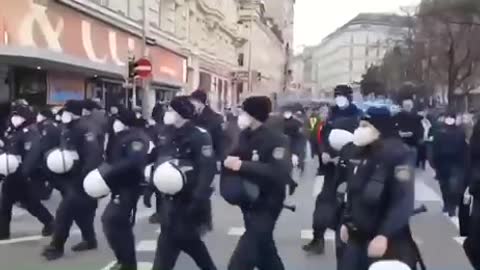 Vienna, Austria 🇦🇹👊 Police are with the protesters, walking with Protesters!!!