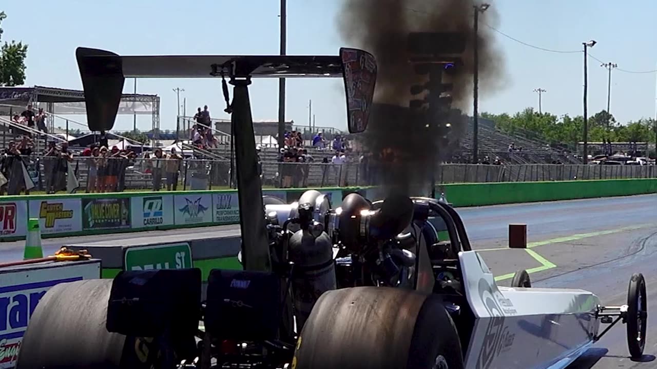 Diesel Dragster Smokes the Tires~