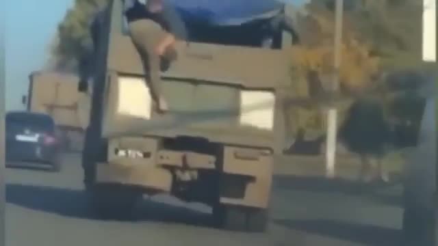 Ucraina lite tra i soldati russi sul camion con cui lasciano Kherson