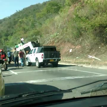 Bus con pasajeros se volcó en la vía entre El Aeropuerto y Girón