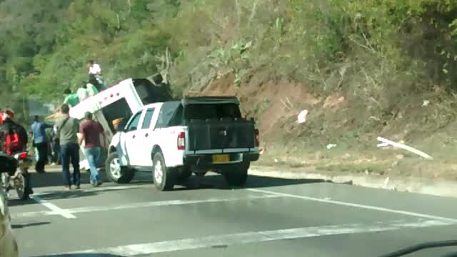 Bus con pasajeros se volcó en la vía entre El Aeropuerto y Girón