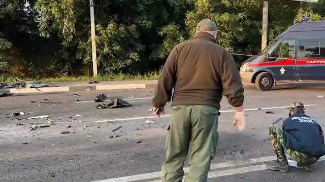 Examining the site fire of the car in which Darya Dugina died.