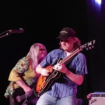 Mike Scott (Gwen Levey & The Breakdown) - LIVE @ Eastside Bowl (Short)