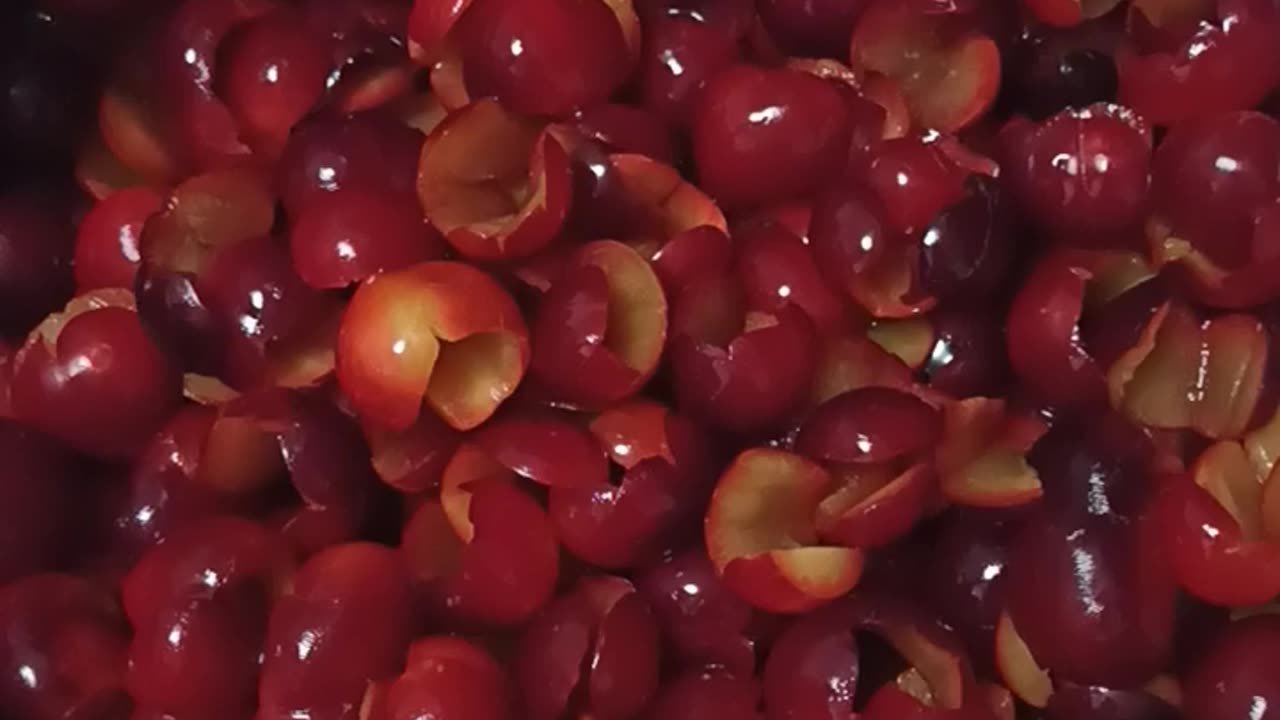Adding vinegar to plums for jam