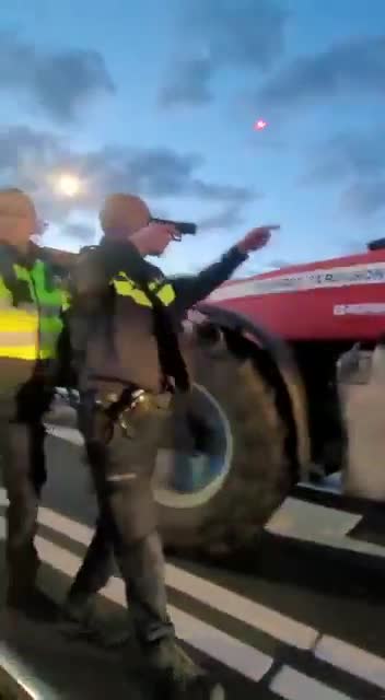 ΣΟΚ,ξεφεύγει το πράγμα στην Ολλανδία αστυνομικοί βγάζουν πιστόλια