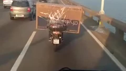 Tv de 65” levada em uma moto !!