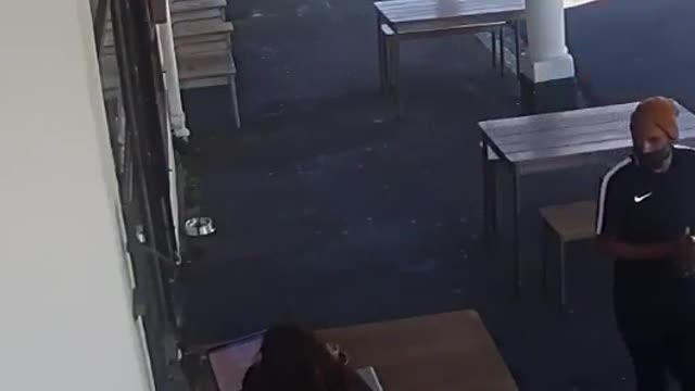 Laptop skelms caught on camera