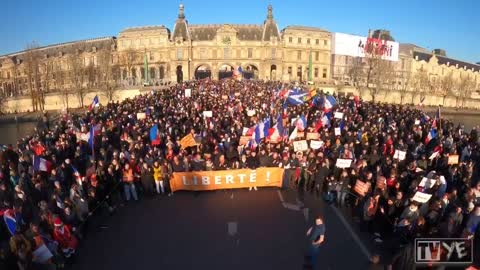 Protest in #Paris against Covid restrictions