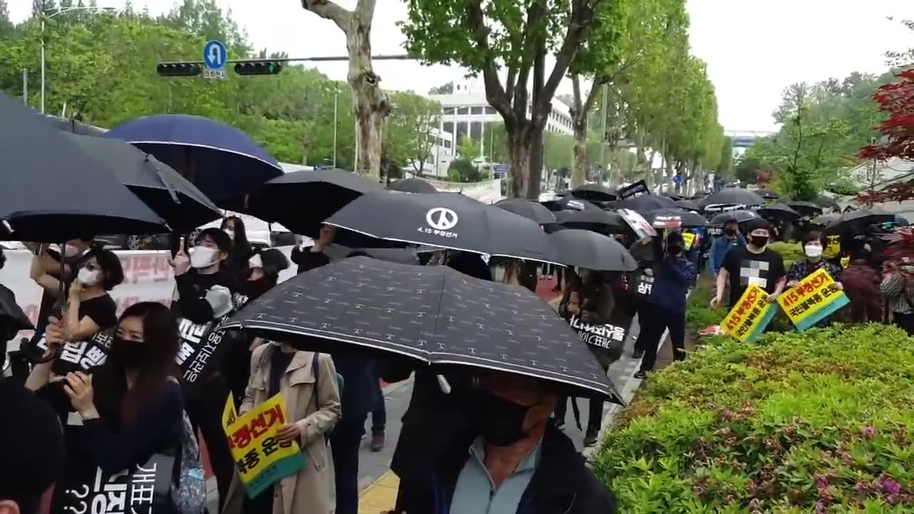 20200525_V3_S02(yfiFB1y2vBA)검찰청앞 검정우산의 분노의 물결이 불씨가 되어