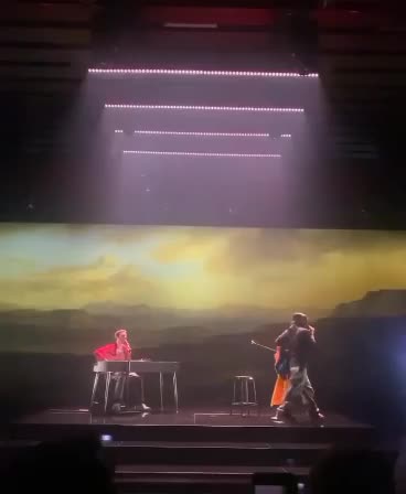 American singer Billie Eilish took to the stage with the Ukrainian flag and kissed it.