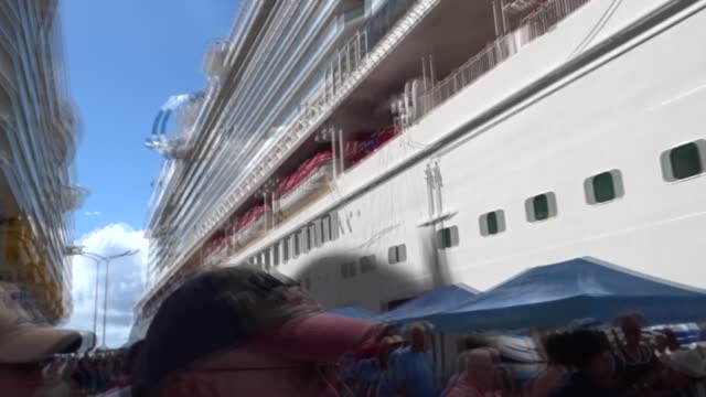 Norwegian Bliss in Sint Maarten, Long rows are waiting for the Excursions