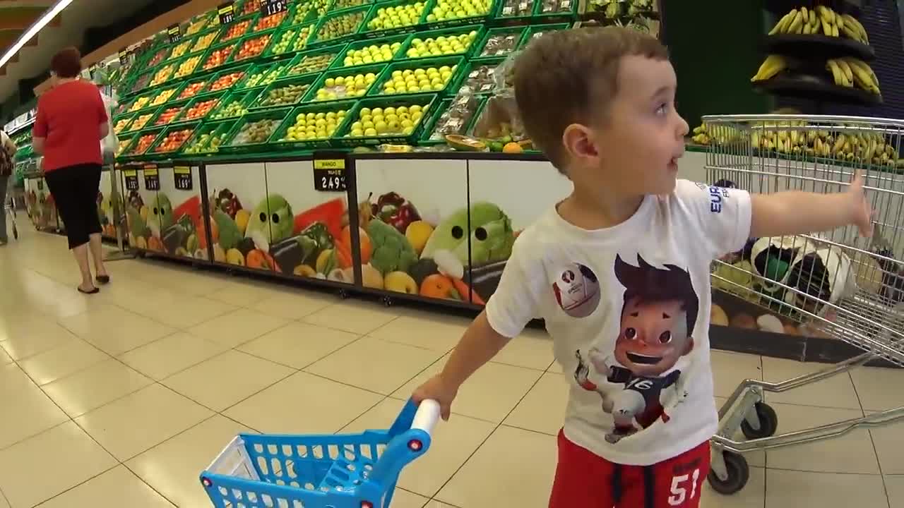 Bébé faisant ses courses au marché avec un chariot de jouets - Jouets de chariot de supermarché