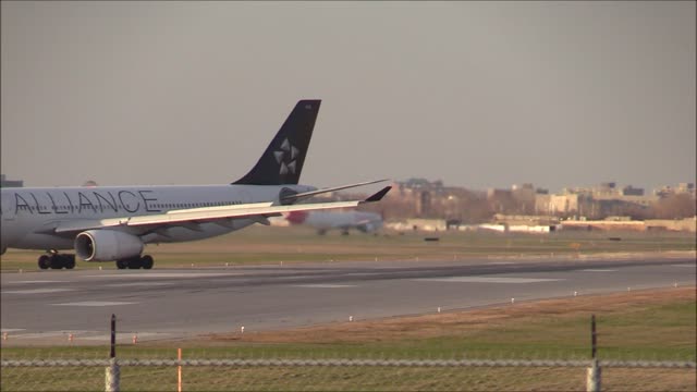 SOMETHING STRANGE IN THIS LANDING OF THIS 2021 COMMERCIAL AIRCRAFT