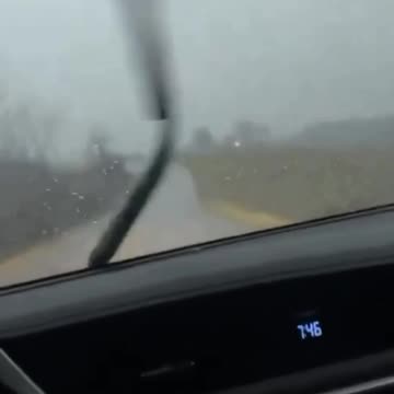 Un coche fue alcanzado por un rayo en Kentucky.