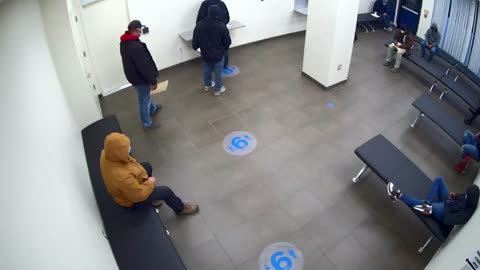 8030FCOB01128BadgingWaitingArea_2021-01-06_07h20min00s663ms.mp4