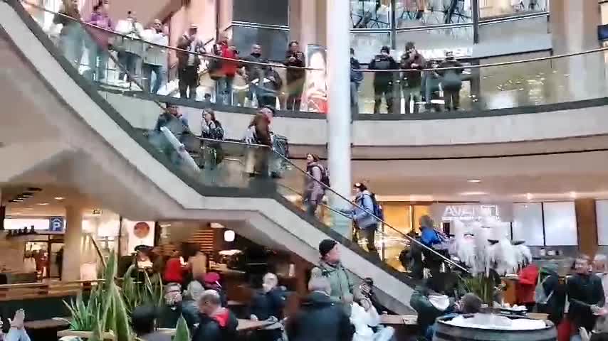 Kassel, Ohne Maske Kaufhaus Aktion ,Frieden ,Freiheit, Demokratie.