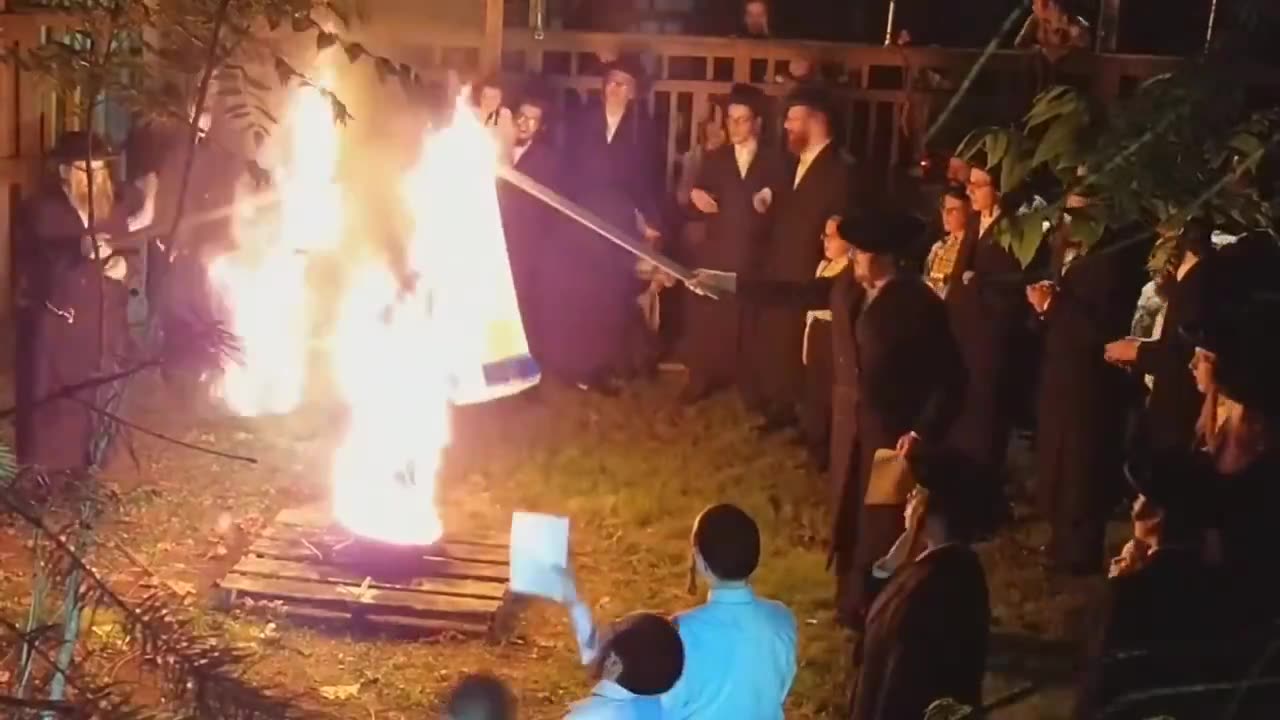 Jews burn the Israeli flag in Monsey, New York. Israel is not a Jewish state.