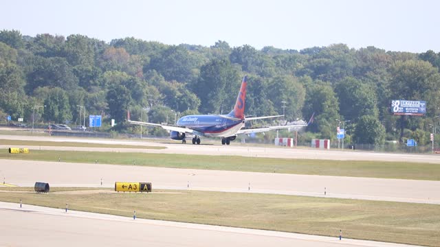 Sun Country Airlines Boeing 737-800 Landing at St. Louis Lambert Intl