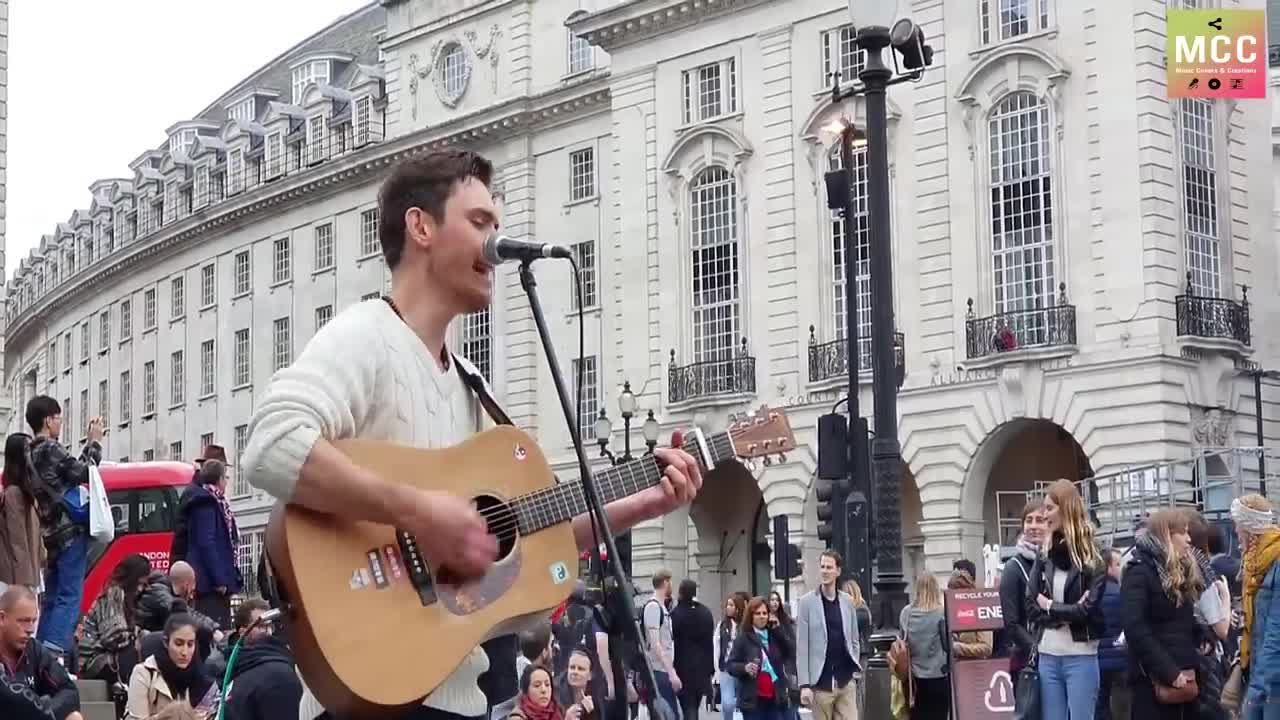 "Wonderwall" (Oasis) performed live by busker in London
