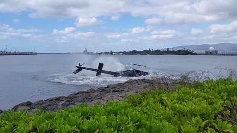 Helicopter crashes into lake. INCREDIBLE FOOTAGE