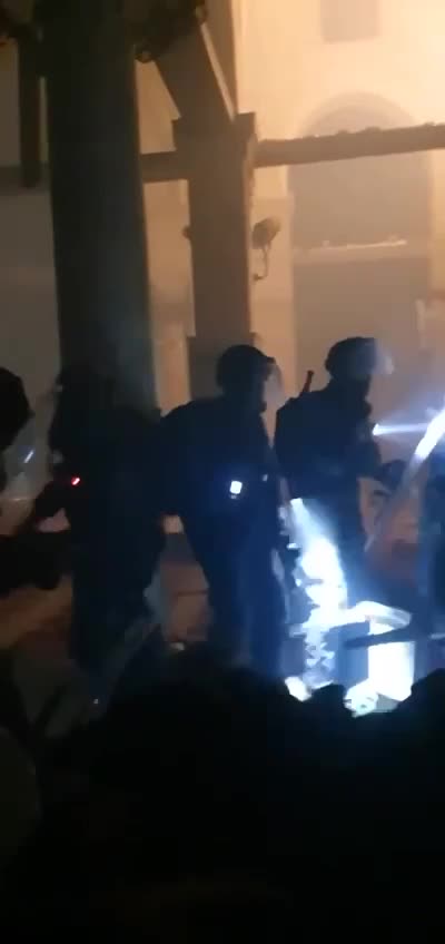 Izraelské jednotky bijí věřící v mešitě Al aksá