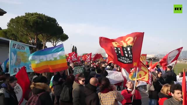 Pisa airport staff and locals protest against sending weapons to Ukraine