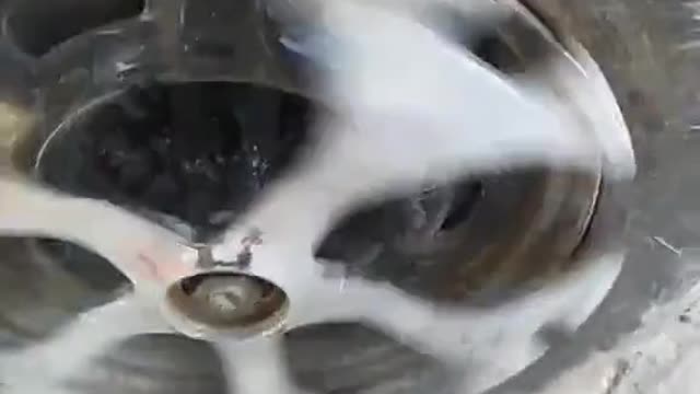 The rotating hub repairs the car