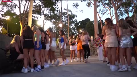 #Cowboy_prank in Australia funniest reactions. lelucon statue prank. luco patung (1)
