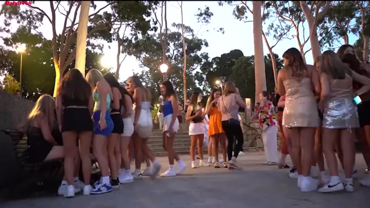 #Cowboy_prank in Australia funniest reactions. lelucon statue prank. luco patung (1)