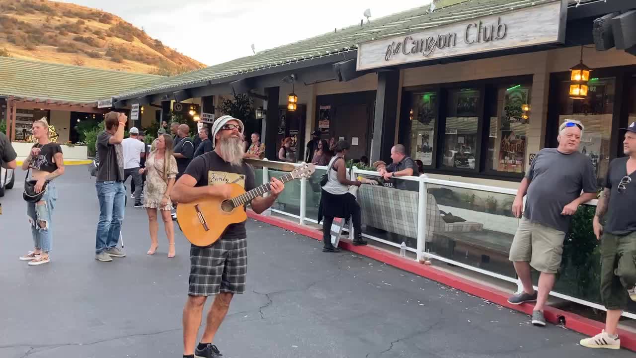 Protests at Foo Fighters concert for vaxxed ppl only