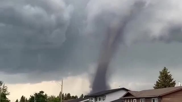 Tornado se formando em Watrous, Saskatchewan, Canadá