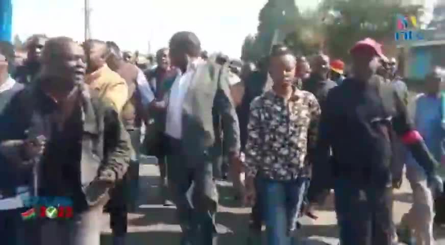 Rongai residents barricade road to protest IEBC's suspension of parliamentary election-1