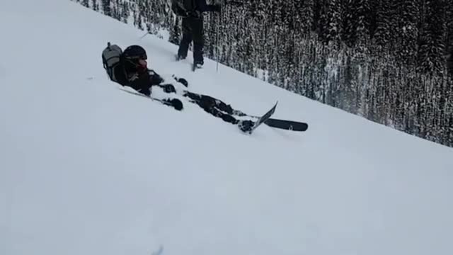 Black outfit smack himself with skis
