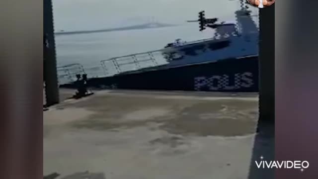 How fast a fast boat parks.