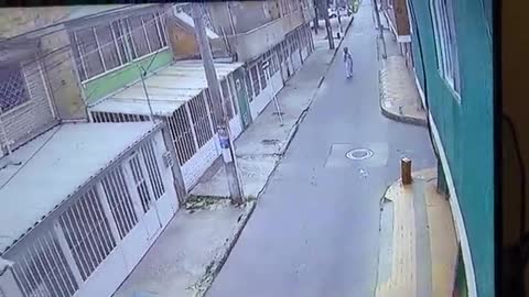 Video: Depravado manoseó a una enfermera, la robó y huyó
