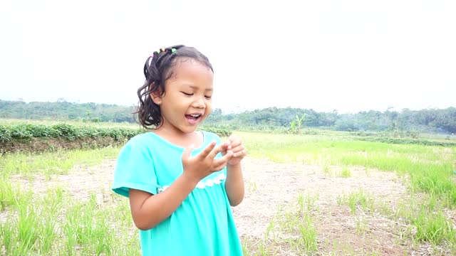 It's fun to play kites from plastic waste