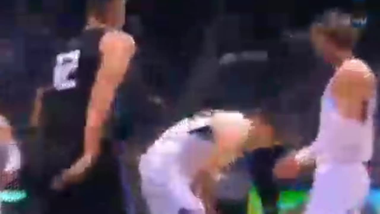 Basketball player collapses during game_2021