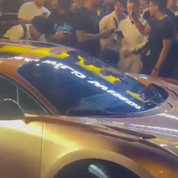 FANS SWARM TATE IN DUBAI 🔥