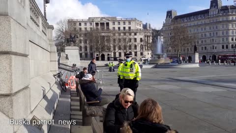 #ukinlockdown police stopping people from sitting down in Trafalgar square