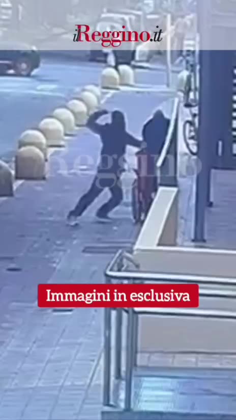 🇮🇹 Reggio Calabria: L'aggressione choc di un nigeriano irregolare nei confronti di...