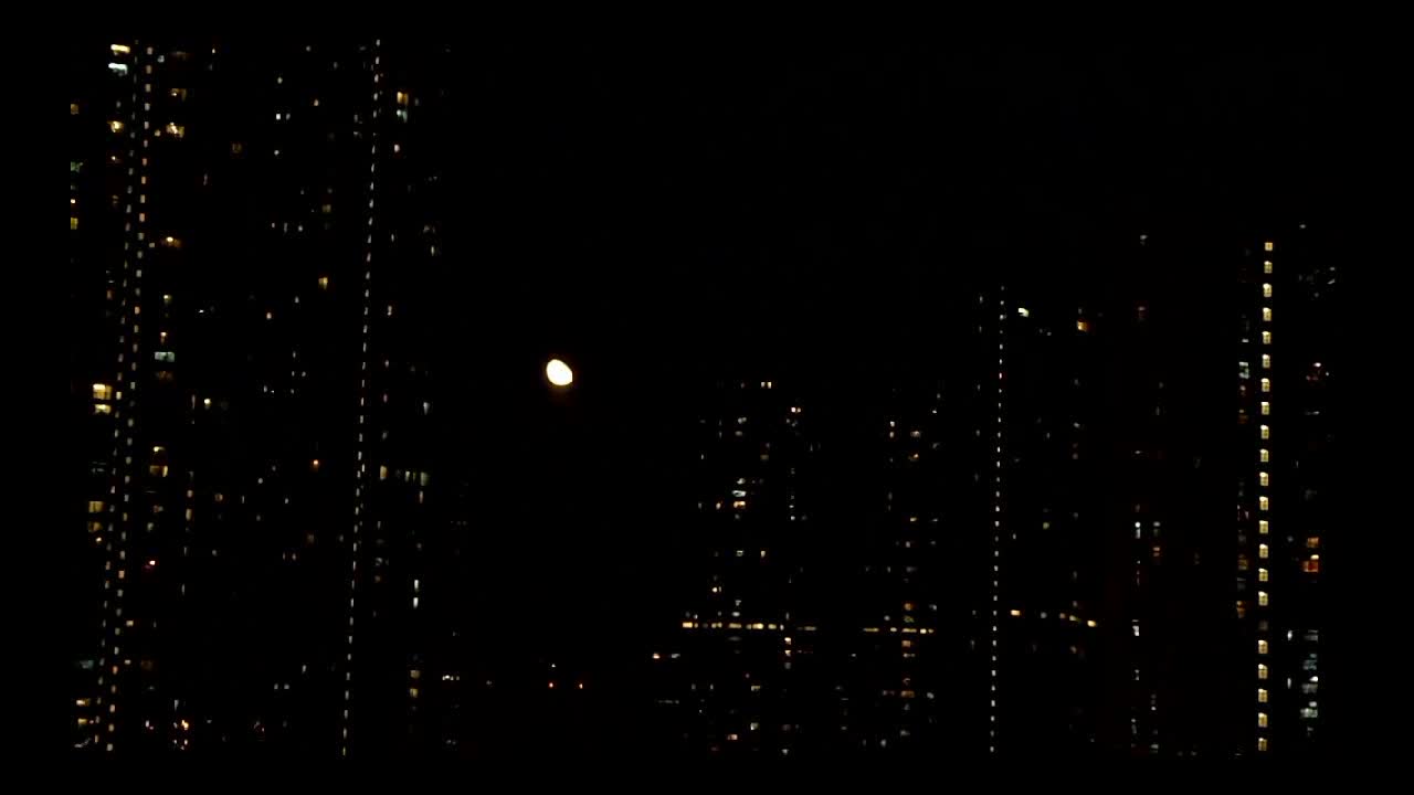 2011-06-20 Moonrise among buildings 01