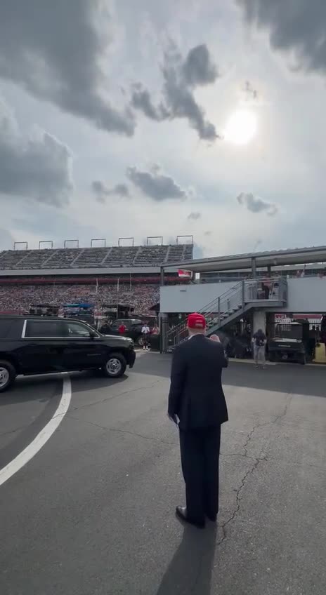 President @realDonaldTrump arrives at Charlotte Motor Speedway! 🇺🇸
