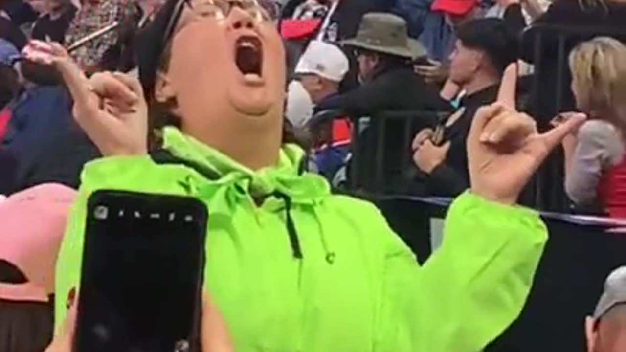 Hilarious Costume Spoted At Trump Rally