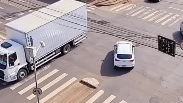 This city's traffic lights turned off