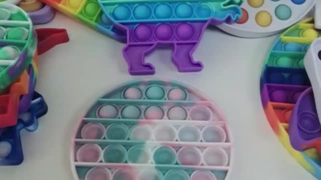 Plastic pressure relief bubbles that automatically press