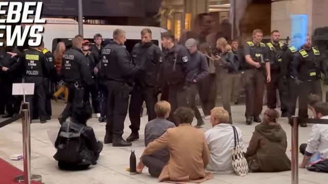 HAPPENING NOW IN BERLIN! The scientist revolution The 2022 World Health Summit is in lockdown because of protesters outside of the building. They glued theirs hands to the window and pulled the fire alarm!