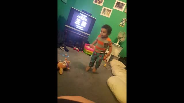 Baby gets down listening to NAE NAE song "So Cute"