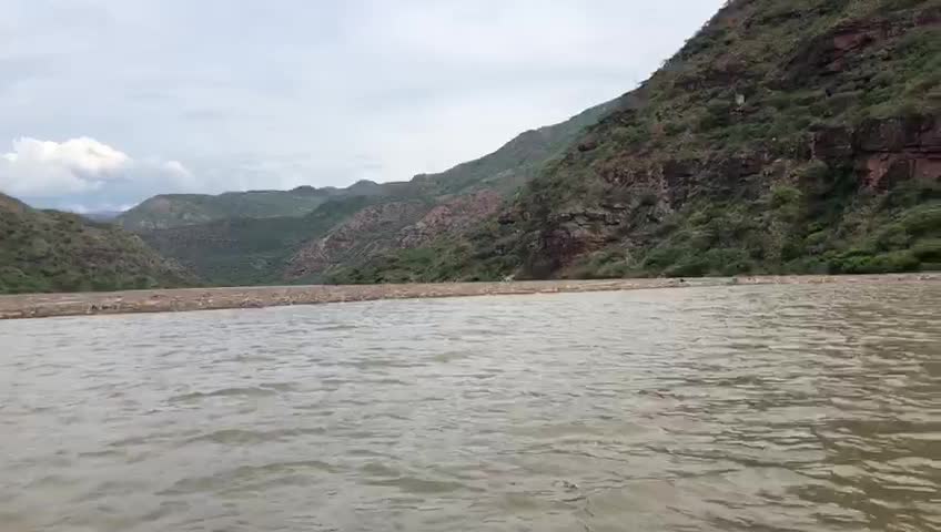 Alertan por enormes ‘islas de madera’ que contaminan el río Sogamoso en Santander