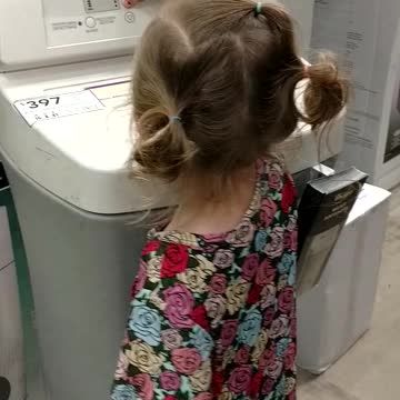 Little Girl Hilariously Explains How She Thinks You Should Wash A Baby