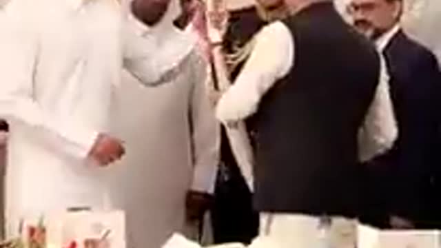 Qatri ameer Tamim taking imran Khan's signature